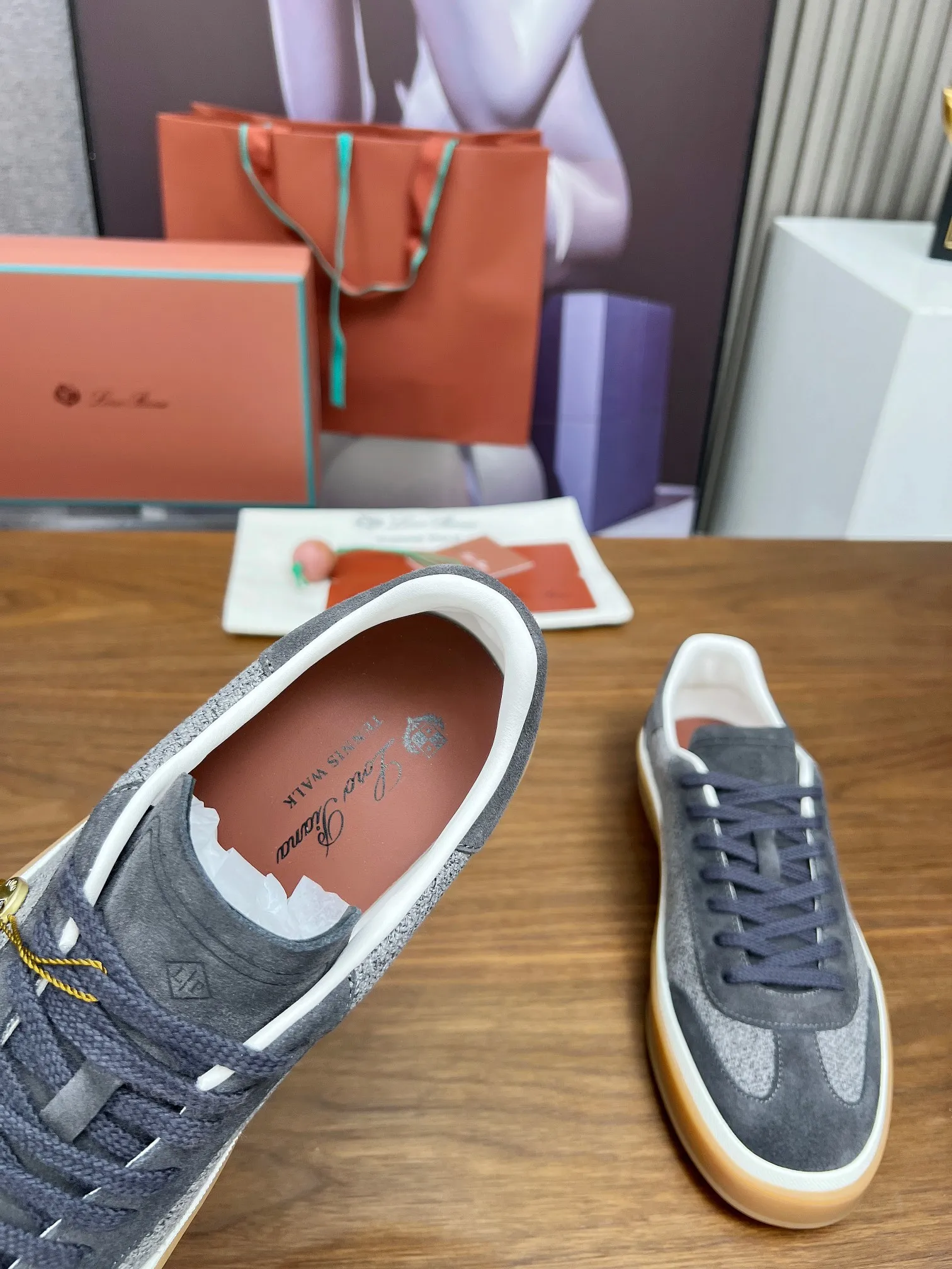 👟👟Ex-factory price 540👟👟Male code +10 purchasing agent grade, high version🦅⛳️Italy [Loro Piana] Tennis walk series LP couple moral training shoes casual sports shoes sneakers🎁🎁 Original purchase development and production This new suede tennis shoe adopts ultra-low design, suitable for wearing all year round👫👫 The wrapped sole creates an effortlessly attractive color combination that harmoniously blends functionality with understated style, making it the ideal shoe for urban wear. Soft calfskin tongue with Kummel color insert at the heel, cotton lace upper with embossed LP logo, cowhide suede sole, rubber-lined calfskin ✦ Upper: special linen ➕ eco-friendly cowhide ✦ lining: cowhide lining ➕ cowhide insole ✦ sole: original molded TPR ultra-light outsole ✦ packaging: original complete package ✦Female size: 35--40 ✦Male size: 39--45